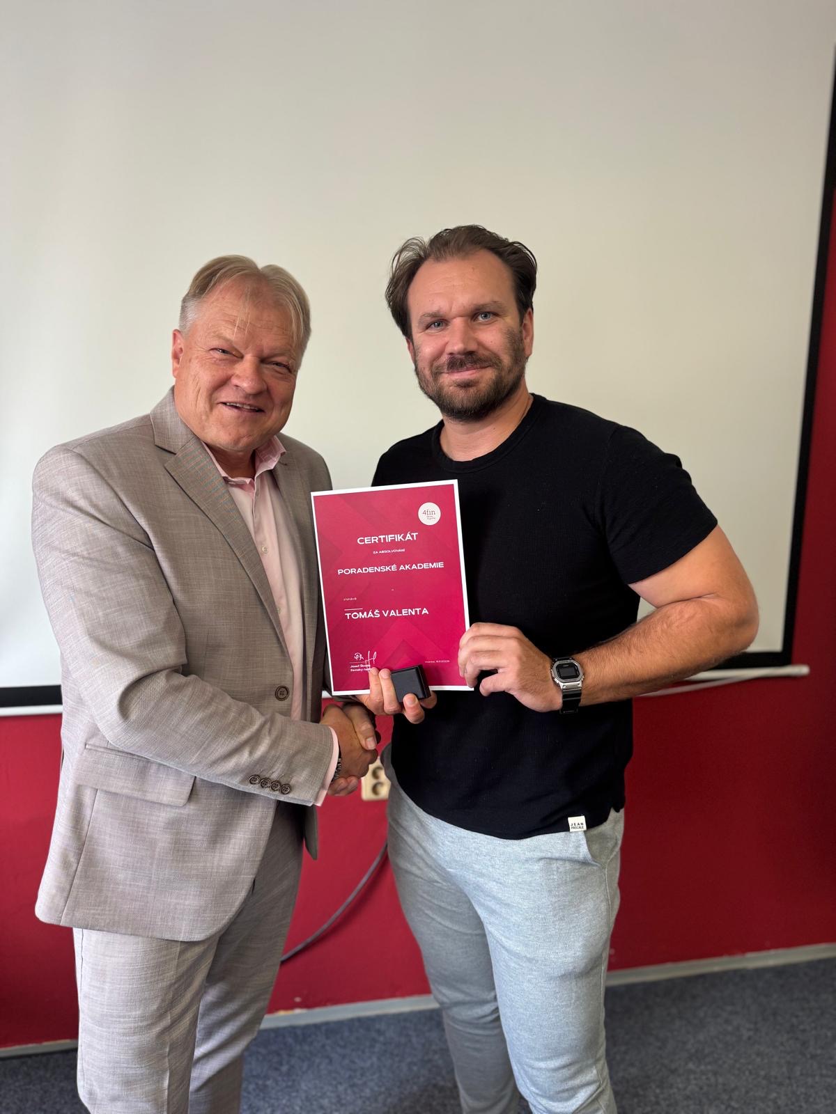 Předání certifikátu poradenské akademie 4fin Tomáši Valentovi